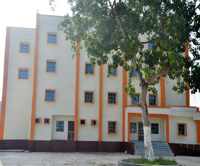 माइनॉरिटी हॉस्टल में रहने से मिलता है मुफ्त अनाज और हर माह 1000