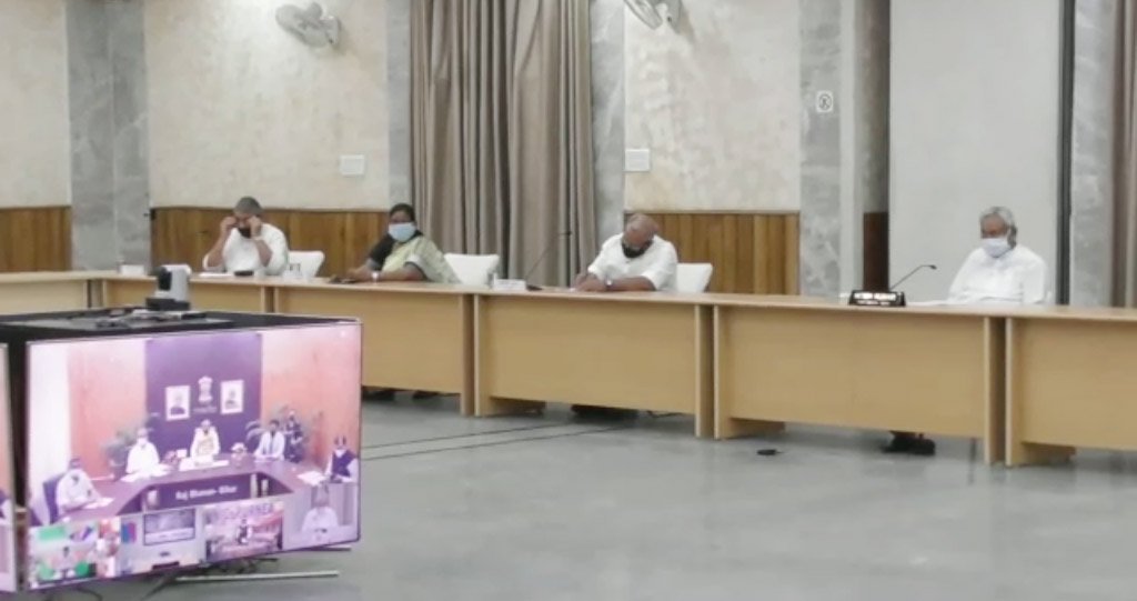 कोरोना: कोई सख़्त फ़ैसला ले सकते हैं नीतीश, तेजस्वी ने सप्ताहांत पर कर्फ्यू लगाने, मुकेश सहनी ने जल्द लाॅकडाउन लगाने का दिया सुझाव