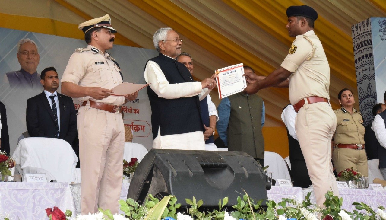 छपी-अनछपी: बिहार पुलिस में होगी 44 हज़ार भर्ती, बर्थ डे में चली गोलियां