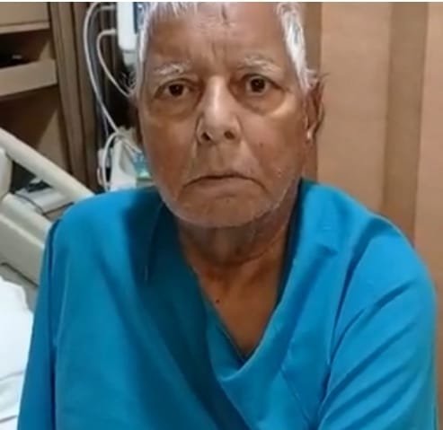 छपी-अनछपी: दर्जनों डॉक्टर-इंजीनियर बर्खास्त-सस्पेंड, बूढ़े-बीमार लालू पर एक और केस की तैयारी