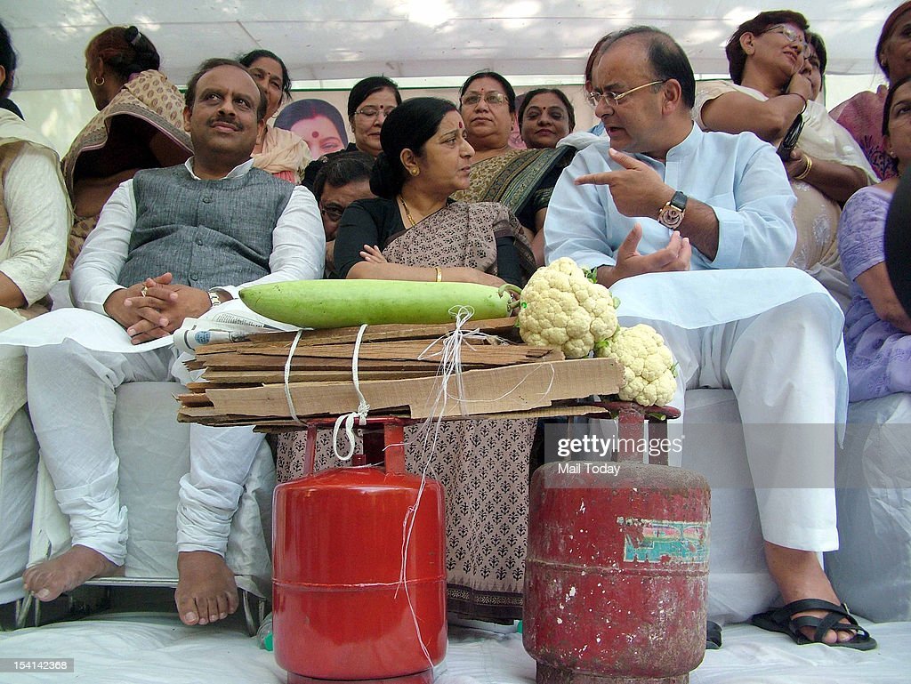 छपी-अनछपी: तीन साल में गैस ₹613 महंगा कर ₹200 दाम घटाया, इसी साल होंगे लोकसभा चुनाव?