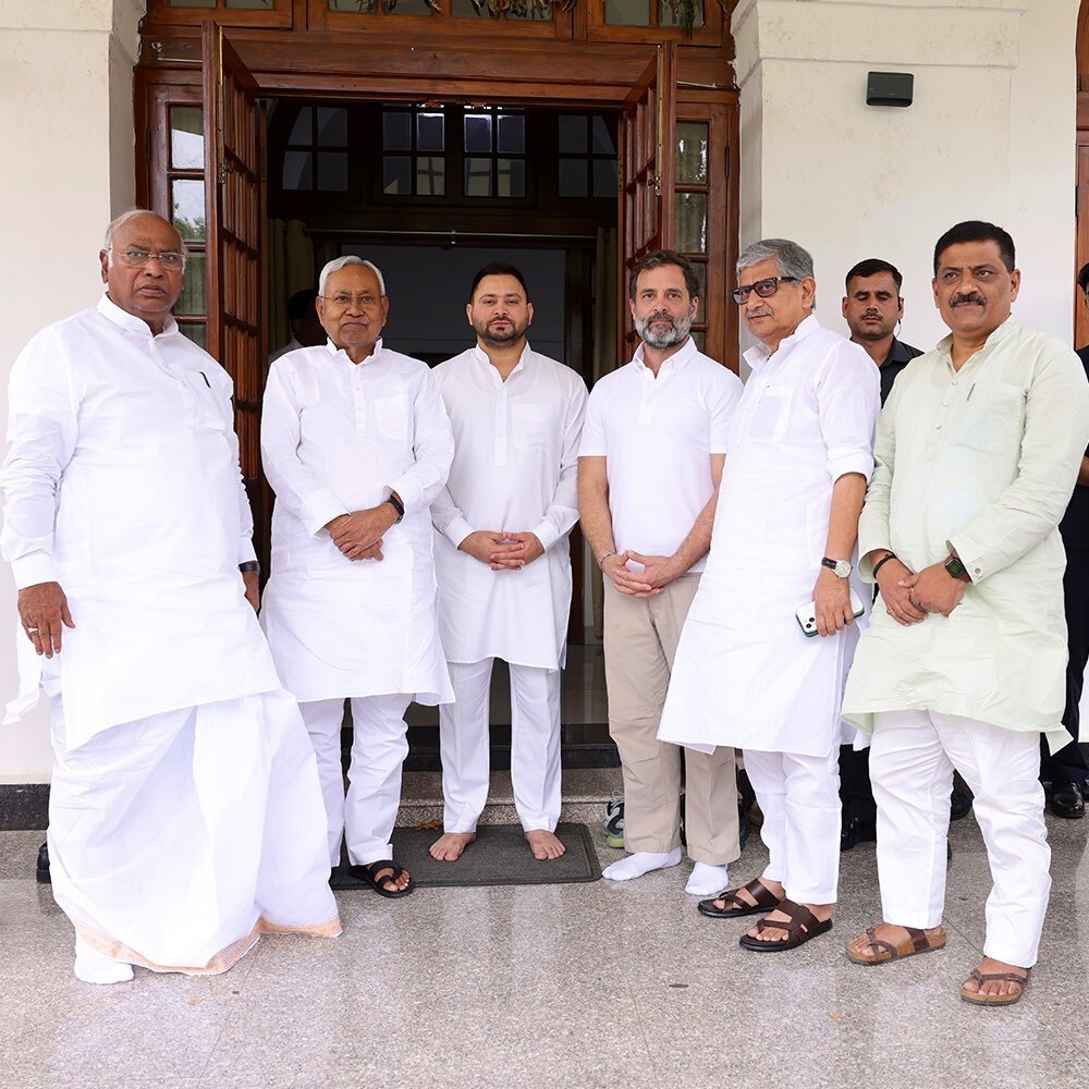 छपी-अनछपी: विपक्षी एकता के लिए ‘ऐतिहासिक बैठक’, कोलकाता में हुगली के नीचे चली मेट्रो