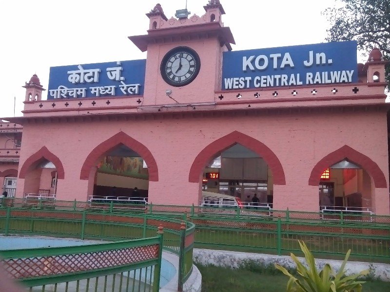 छ्पी-अनछ्पी: अगले साल बिहार पुलिस में 24 हज़ार भर्ती, पाकिस्तान में दो बम धमाकों में दर्जनों की मौत