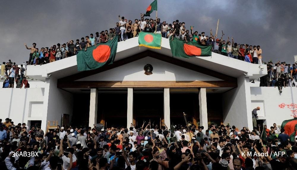 छ्पी-अनछपी: सेना की ना के बाद शेख हसीना ने देश छोड़ा, शेयर बाज़ार में डूबे ₹15 लाख करोड़