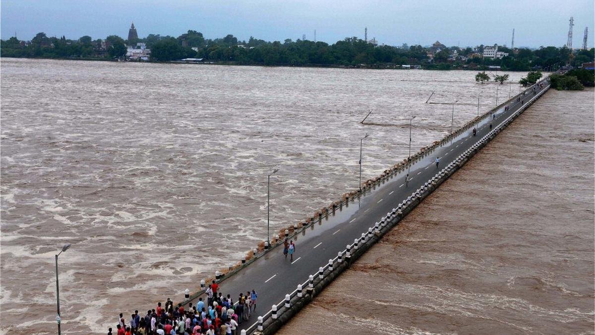 छ्पी-अनछपी: बिहार में कई नदियां उफनाईं, केजरीवाल का सीएम पद से इस्तीफा आज