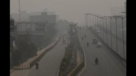 छ्पी-अनछपी: एक दिन में 9℃ तक गिरा पारा, जुकरबर्ग से माफी मांगने की मांग