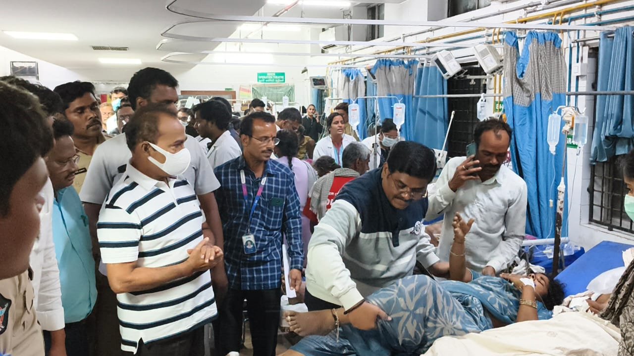 छ्पी-अनछपी: तिरुपति मंदिर में भगदड़ से छह मरे, भारत ने शेख हसीना का वीजा समय बढ़ाया