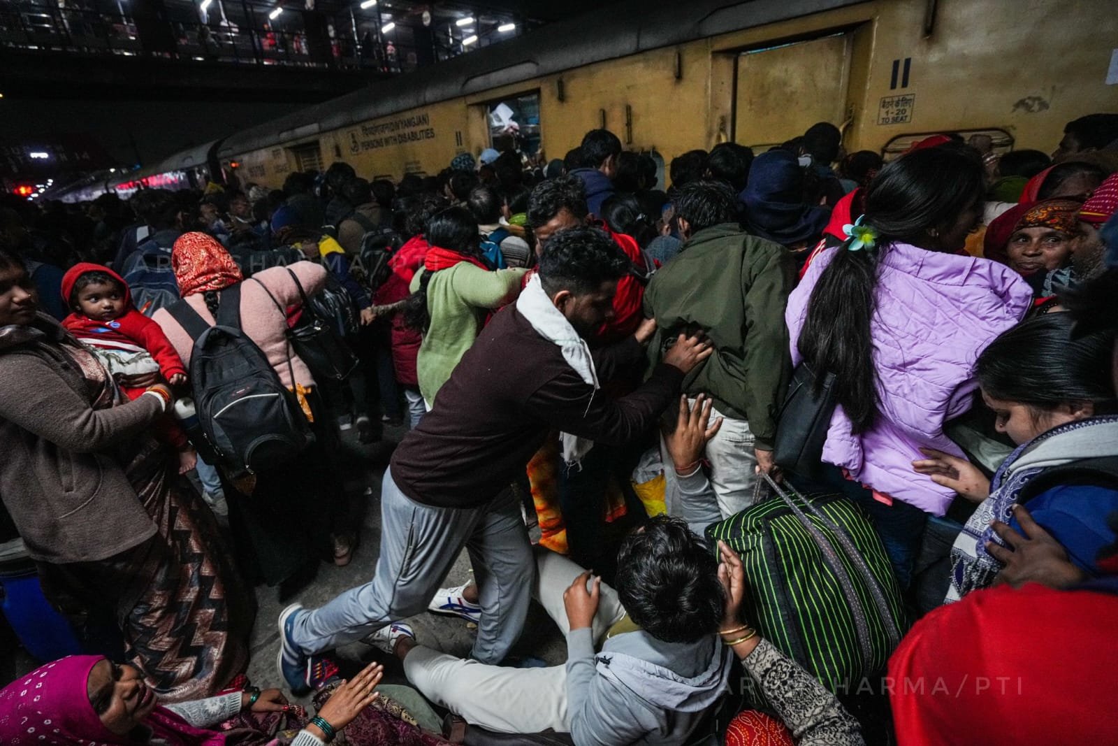 छ्पी-अनछपी: नई दिल्ली स्टेशन पर भगदड़- 18 मरे, फिर बेड़ियों में अमेरिका से लौटे भारतीय