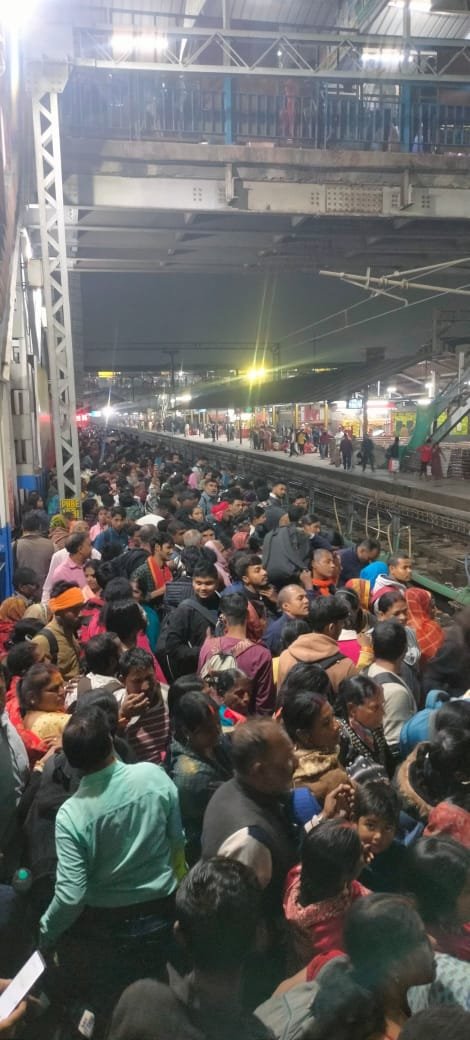 छ्पी-अनछपी: दिल्ली भगदड़ में मरने वालों में 11 बिहारी, दिल्ली का फ्लाइट टिकट 22 हजार के पार