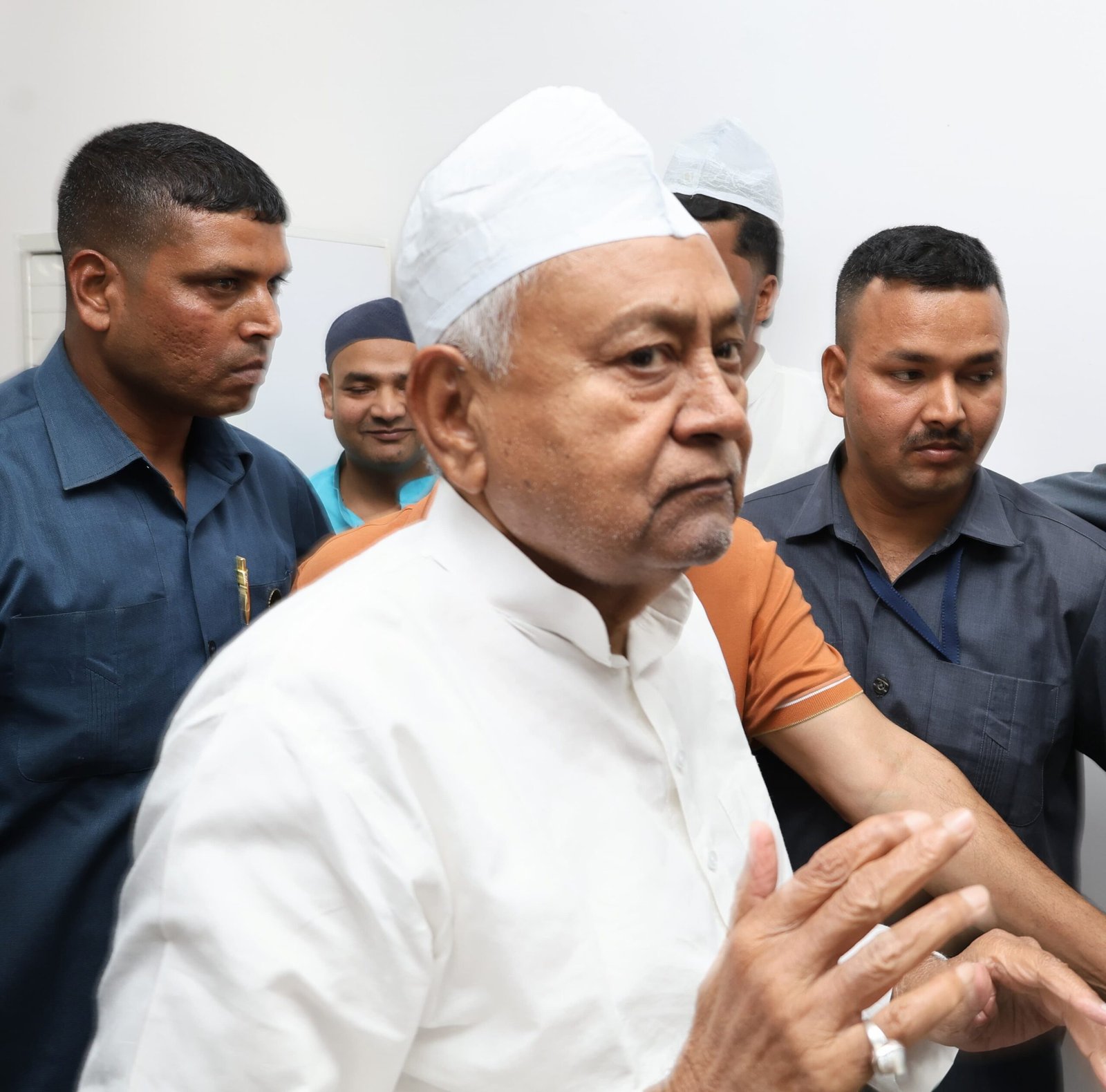 छपी-अनछपी: रेलवे में नौकरी के नाम पर 100 करोड़ की ठगी, फीकी रही नीतीश की इफ्तार पार्टी