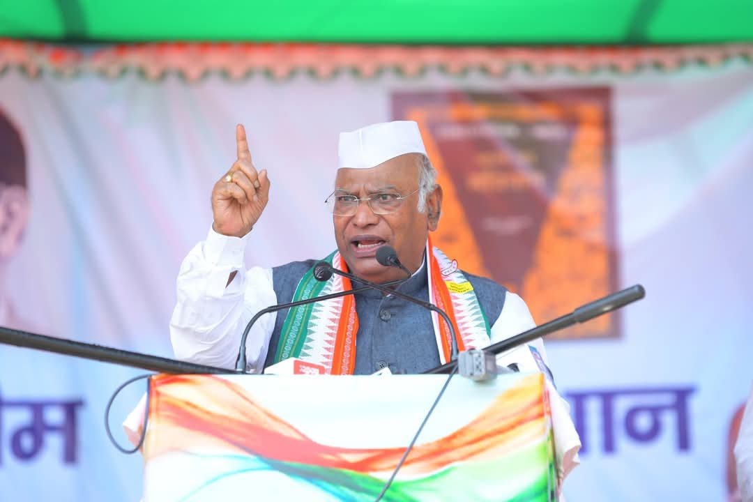 छ्पी-अनछपी: खड़गे बोले- मोदी-नीतीश की जोड़ी सिर्फ कुर्सी के लिए, अमेरिका में ट्रंप के खिलाफ प्रदर्शन