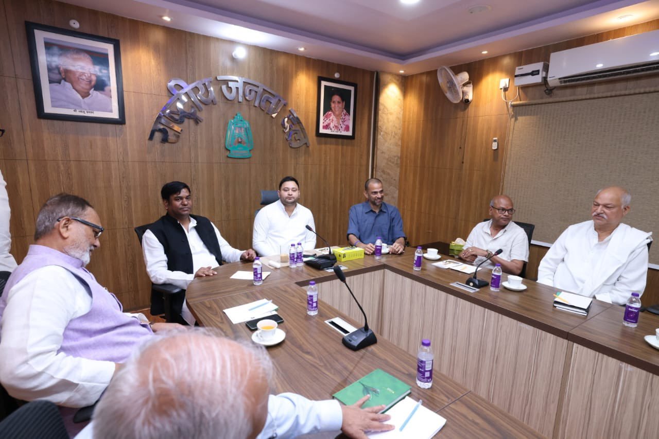 छ्पी-अनछपी: वक़्फ़ क़ानून- कोर्ट से पहले सरकार ने ही लगाई ‘रोक’, तेजस्वी को महागठबंधन की कमान