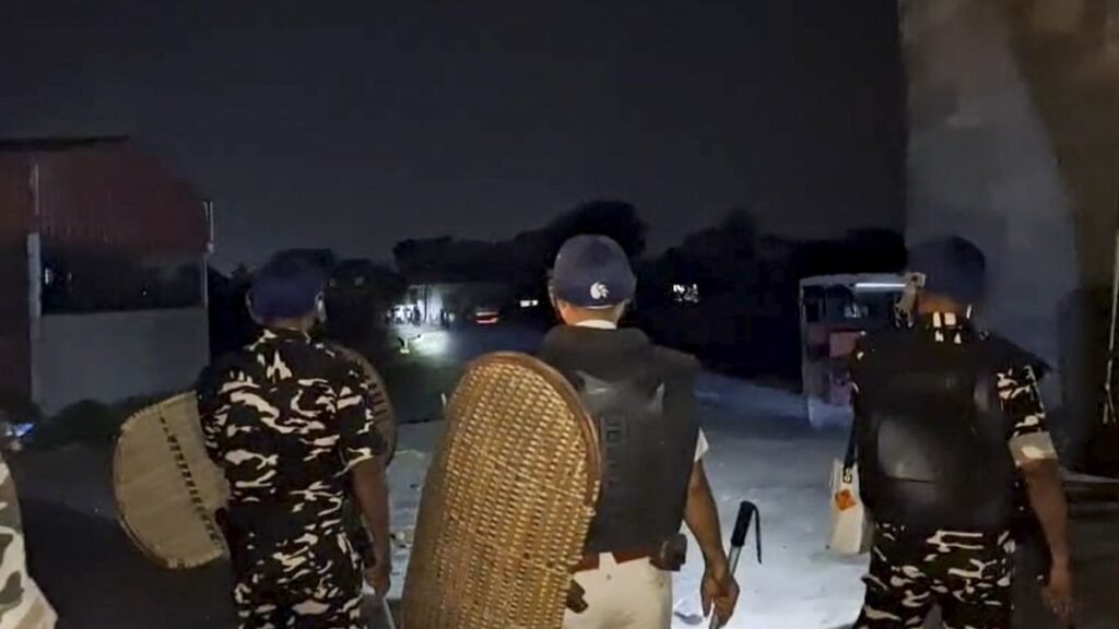 छ्पी-अनछपी: वक़्फ़ कानून के विरोध के दौरान बंगाल में हिंसा-तीन मरे, अमेरिका-ईरान के बीच बातचीत