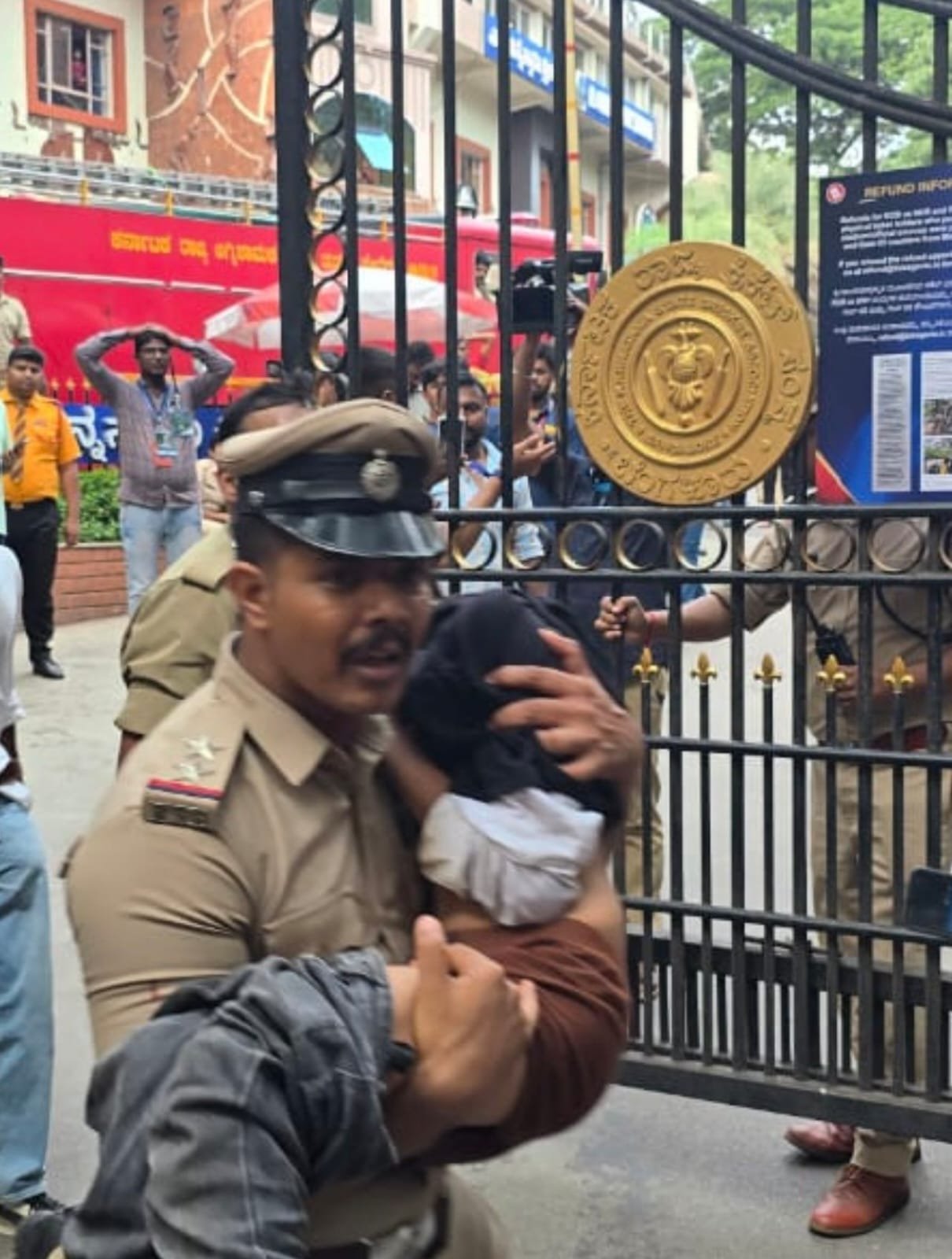 छ्पी-अनछपी: बेंगलुरू में जीत के जश्न में भगदड़- 11 मरे, जनगणना अहले साल अक्टूबर से