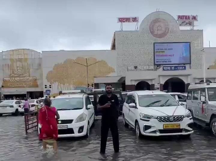 छपी-अनछपी: ड्राफ्ट वोटर लिस्ट में खामी मिली तो रद्द होगी, पटना में जल जमाव से ट्रेनें रुकीं