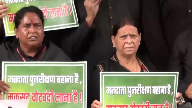 छ्पी-अनछपी: चुनाव आयोग के फरमान का पटना और दिल्ली में विरोध, आरिफ खान हो सकते हैं उपराष्ट्रपति?