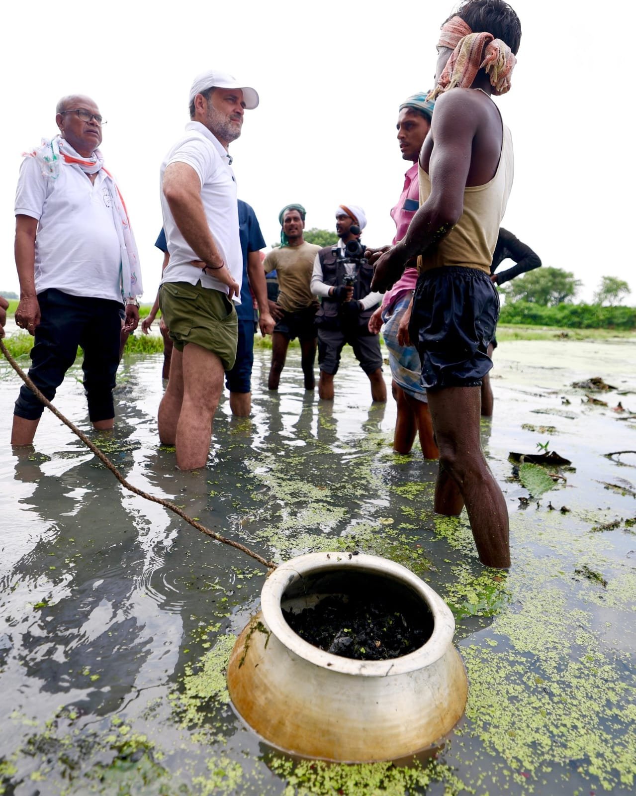 छ्पी-अनछपी: कटिहार में मखाना के खेत में उतरे राहुल गांधी, अमेरिका के लिए डाक सेवा बंद