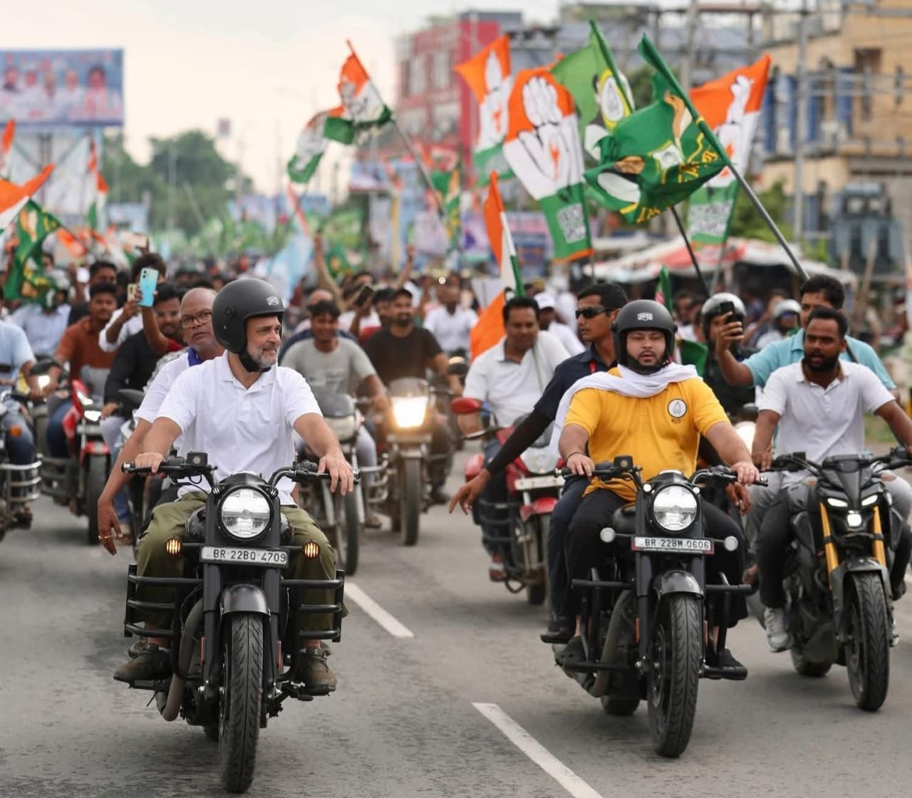 छ्पी-अनछपी: चुनाव आयोग का दावा- 98% के दस्तावेज मिले, राहुल बोले- वोट चोरी रोकनी है