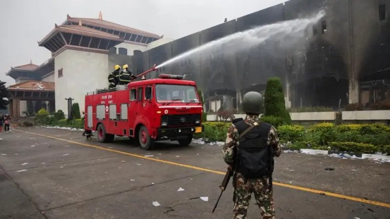 छपी-अनछपी: नेपाल में फिलहाल सेना का कंट्रोल, फ़्रांस में हजारों लोग सड़कों पर