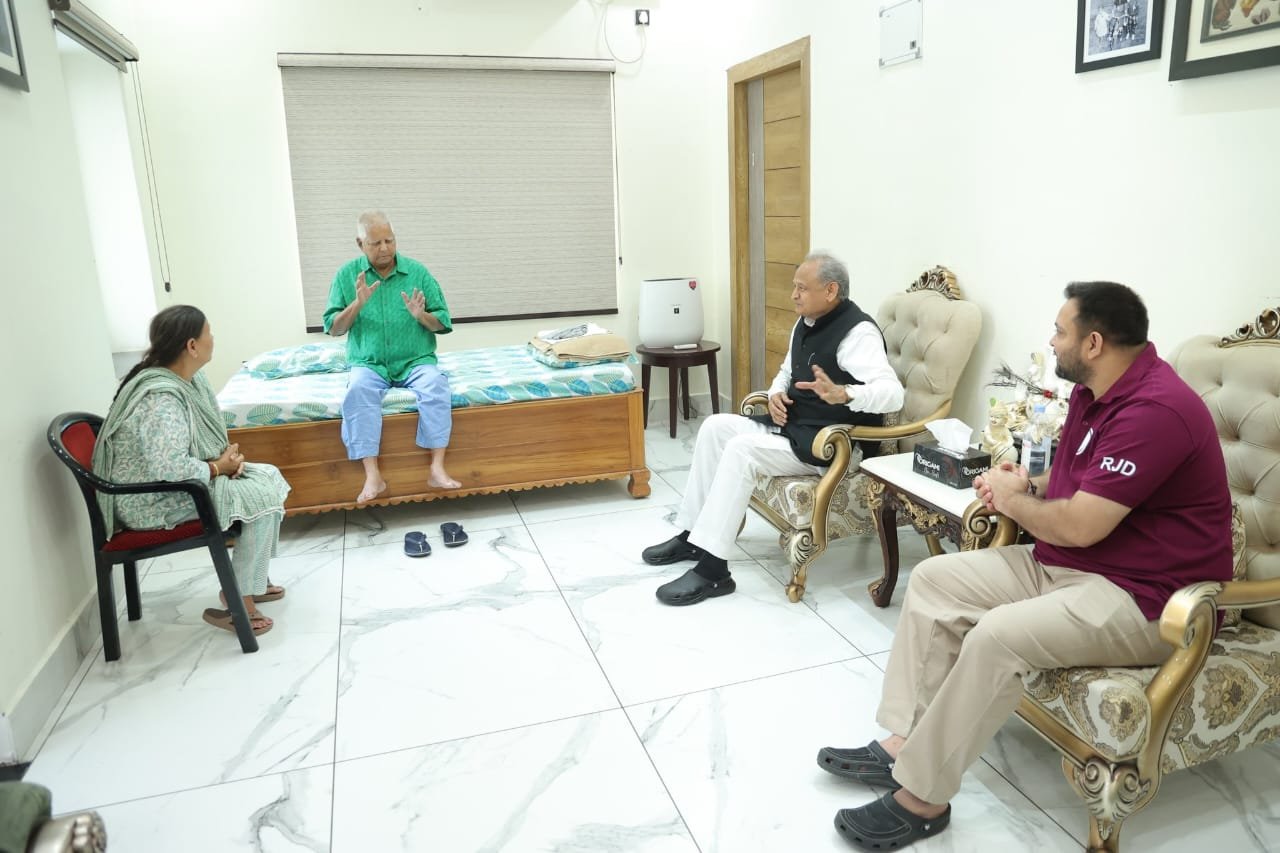 छ्पी-अनछपी: तेजस्वी का वादा ‘जीविका’ में देंगे पक्की नौकरी, महागठबंधन में एकजुटता की कोशिश