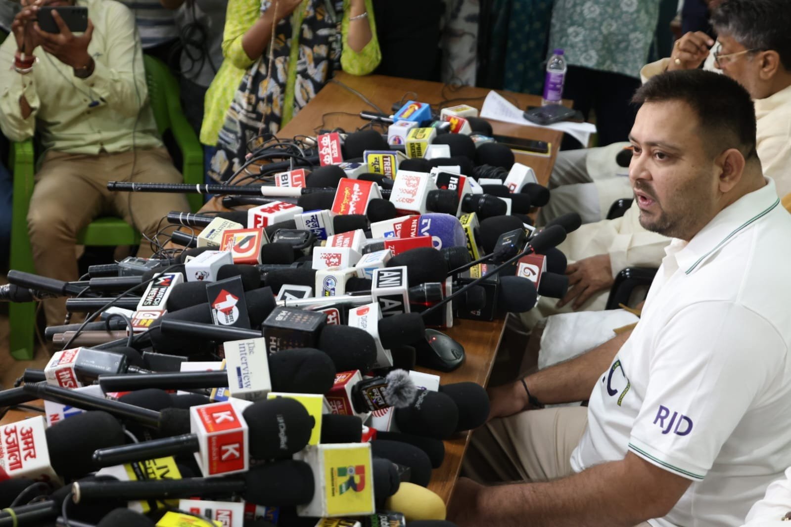 छ्पी-अनछपी: तेजस्वी का दांव- हर घर को एक सरकारी नौकरी, जन सुराज की पहली लिस्ट में 7 मुसलमान