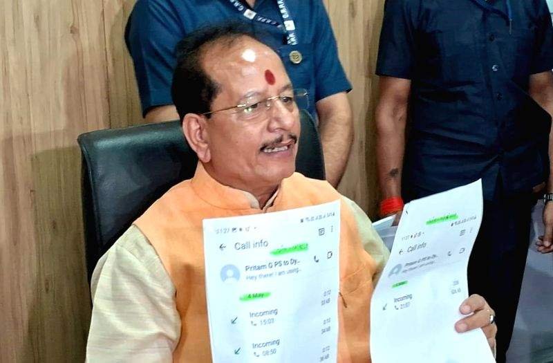 छपी-अनछपी: ज़मीन के दस्तावेज़ ऑनलाइन मिलेंगे, “जज का अपमान- डिप्टी सीएम माफ़ी मांगें”